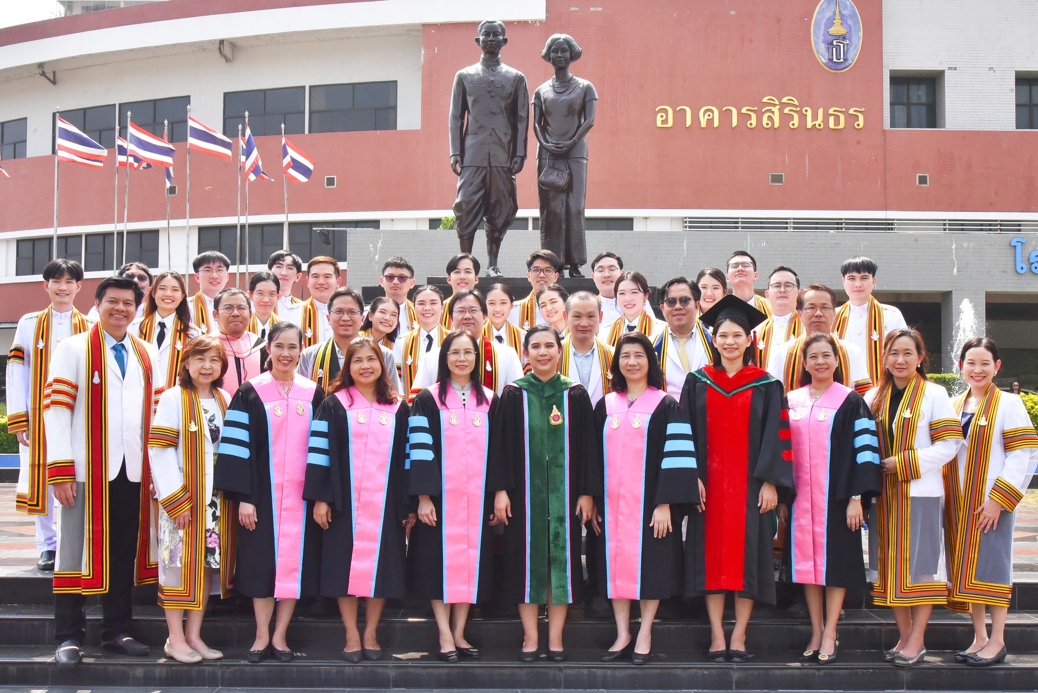 พิธีพระราชทานปริญญาบัตร บัณฑิตแพทย์ มน. รุ่นที่ 23