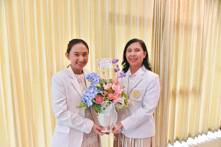 แสดงความยินดี ผู้ช่วยศาสตราจารย์ แพทย์หญิงสิริลักษณ์ ทูลยอดพันธ์  อาจารย์แพทย์ประจำภาควิชาวิสัญญีวิทยา  ในการประชุมคณะกรรมการประจำคณะแพทยศาสตร์ 