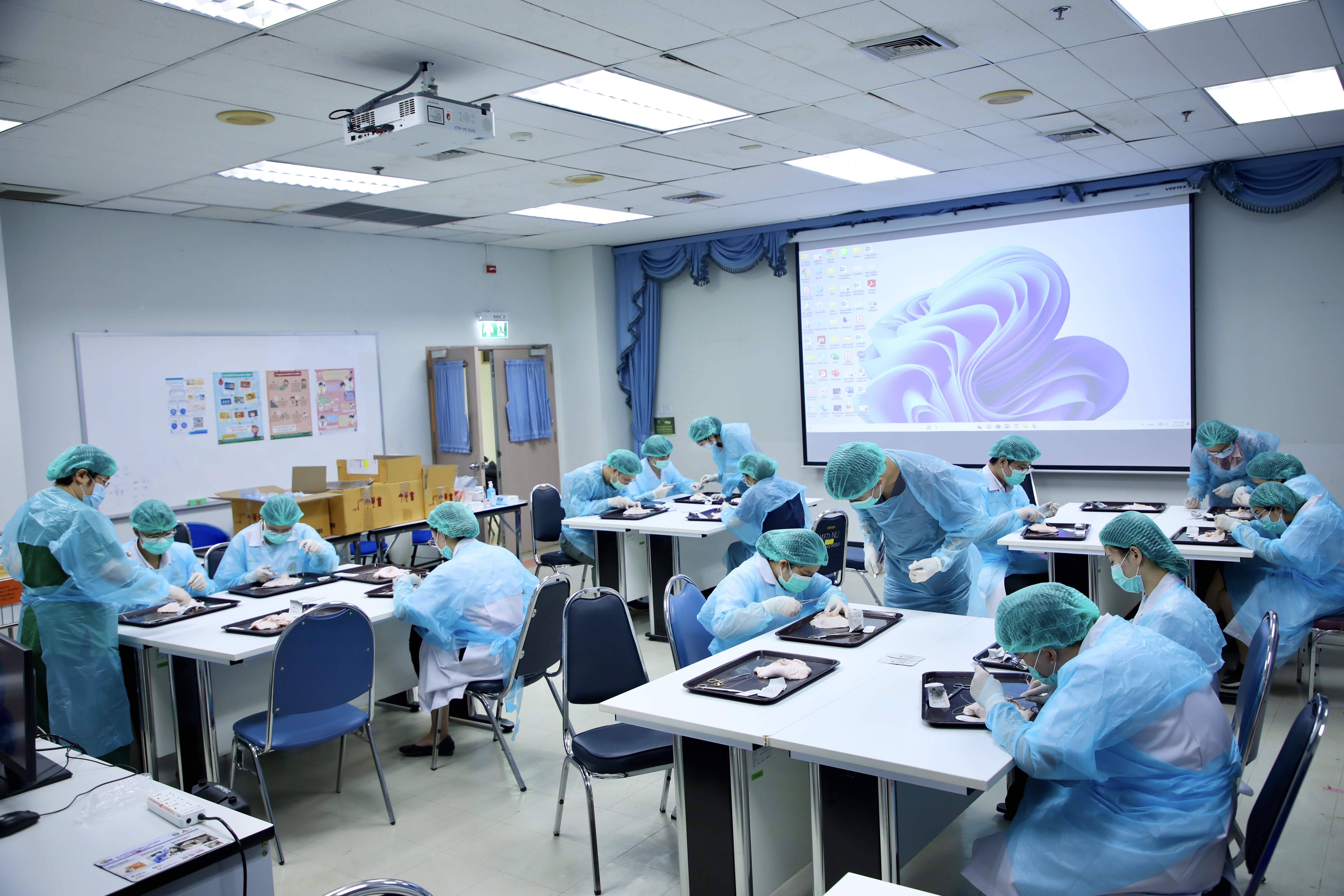 การอบรมฝึกปฏิบัติการเย็บแผลฝีเย็บ โดยใช้โมเดลหมู
