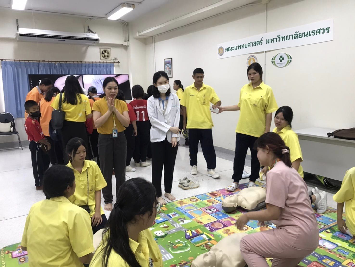 แพทย์หญิงศศิวิมล พิมพ์น้ำเย็น อาจารย์ประจำภาควิชาวิสัญญีวิทยา เป็นวิทยากรบรรยาย และแนะนำเกี่ยวกับหลักสูตรแพทยศาสตร์บัณฑิต 