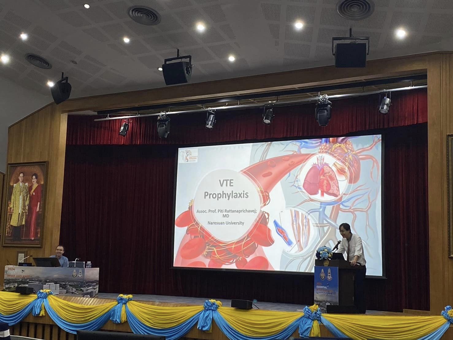 รศ.นพ.ปิติ รัตนปรีชาเวช บรรยายในงานประชุม 2024 Essential in Hip and Knee Arthroplasty 