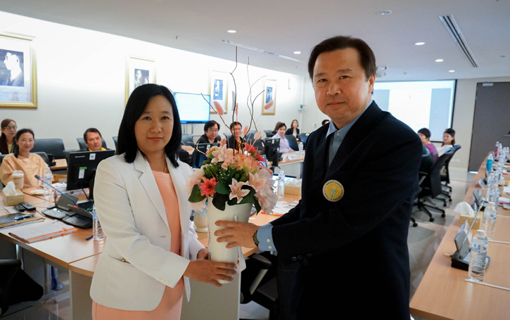 งานมอบช่อดอกไม้แสดงความยินดีกับ ผู้ช่วยศาสตราจารย์ แพทย์หญิงธิติมา  เงินมาก อาจารย์แพทย์ประจำภาควิชากุมารเวชศาสตร์ ในโอกาสได้รับตำแหน่งทางวิชาการในระดับ “รองศาสตราจารย์”