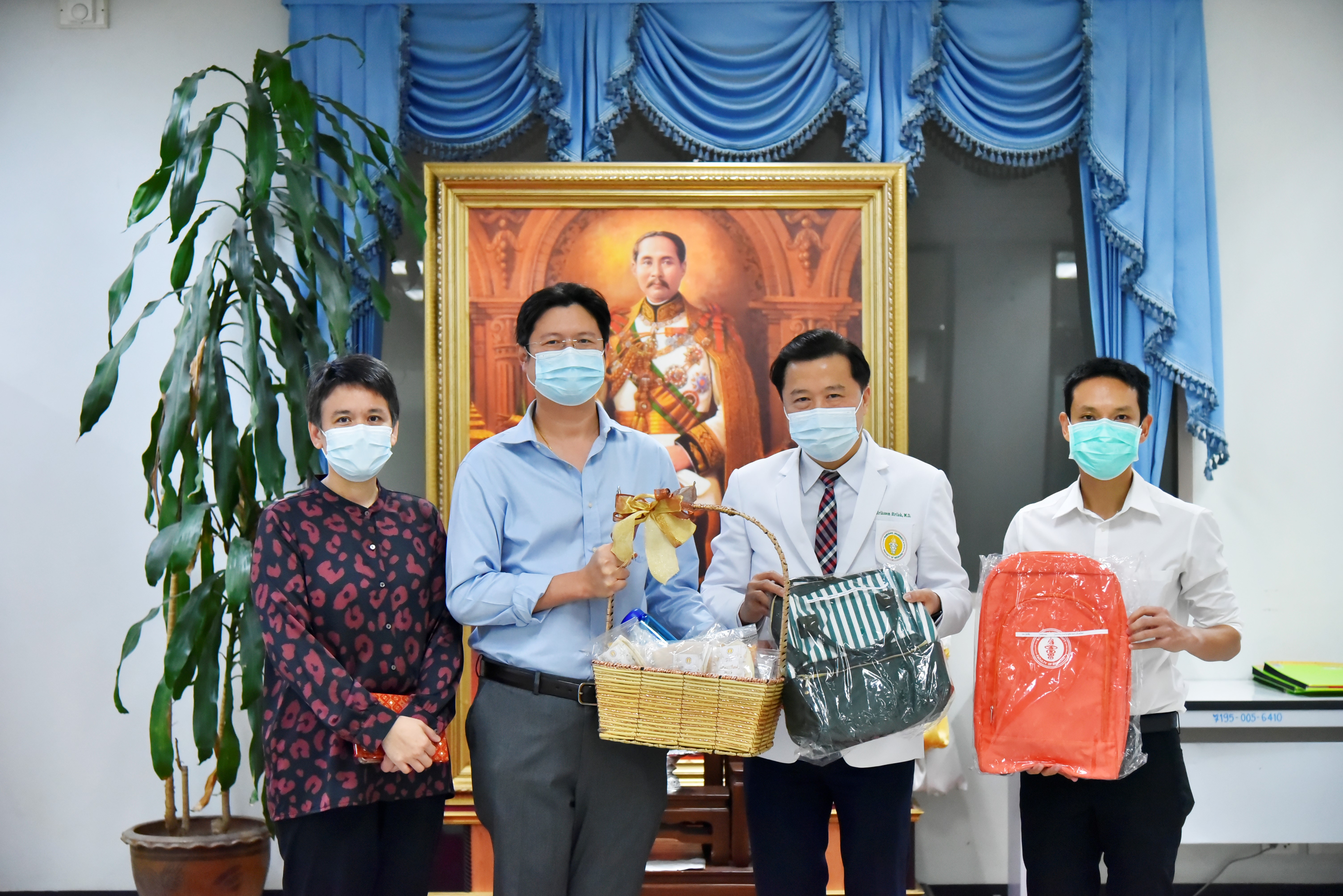 ภาควิชาสูติศาสตร์-นรีเวชวิทยา รับมอบของขวัญสวัสดีปีใหม่ จากคณบดีคณะแพทยศาสตร์