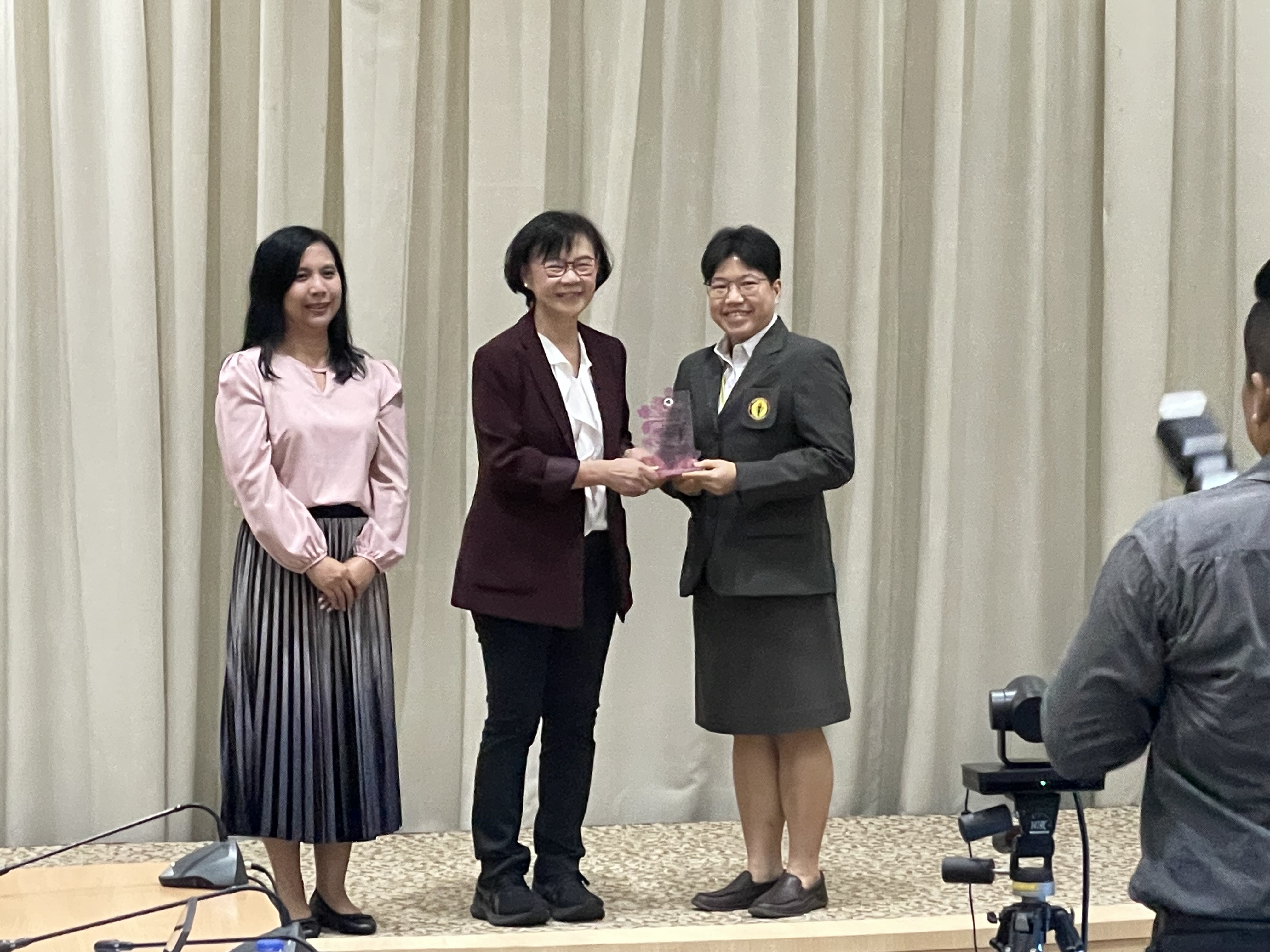พิธีรับมอบโล่ประกาศเกียรติคุณอาจารย์ต้นแบบการพัฒนานิสิตแบบองค์รวม มหาวิทยาลัยนเรศวร ประจำปี พ.ศ.2566 