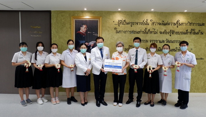 ครอบครัวแสงศิริ มอบทุนการศึกษา ประจำปี 2565 จำนวน 560,000 บาท