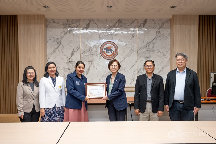 ผู้ดำรงตำแหน่งทางวิชาการและดำรงตำแหน่งทางวิชาชีพที่สูงขึ้น